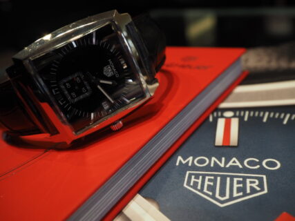 20万円台で手が届く…。名門ブランドの由緒ある角型時計「モナコ」