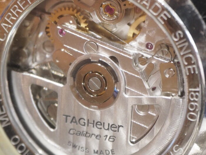 【タグ・ホイヤー】堅牢で洗練されたカレラ キャリバー16 クロノグラフ デイデイト-TAG Heuer -P7060652-700x525