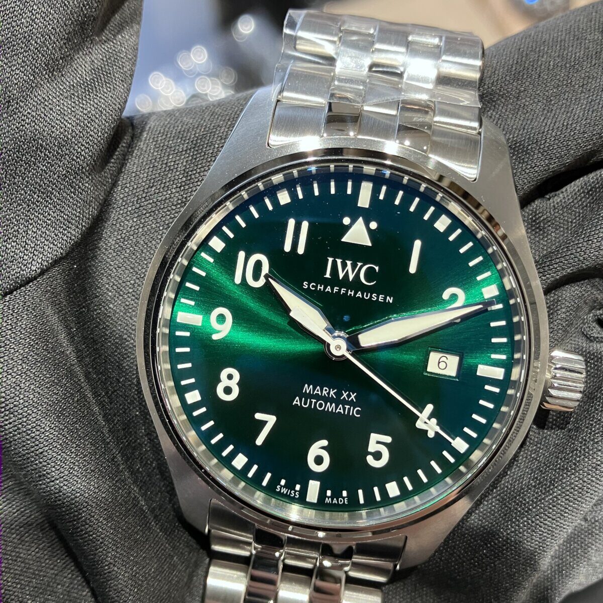 【 IWC 】初入荷！！「パイロットウォッチ マークXX」グリーン文字盤×ブレスモデルをご紹介いたします。-IWC -IMG_1647-1-1200x1200