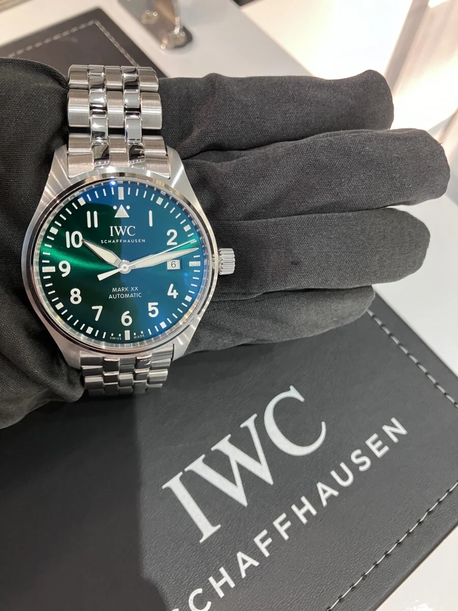 【 IWC 】初入荷！！「パイロットウォッチ マークXX」グリーン文字盤×ブレスモデルをご紹介いたします。-IWC -IMG_1651