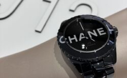 【 シャネル 】 6文字の「CHANEL」ロゴが存在感バツグンなJ12をご紹介。