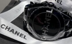 【 シャネル 】数量限定！大胆に取り入れられた「CHANEL」のロゴが腕元で存在感を放つ…「J12 ウォンテッド ドゥ シャネル」