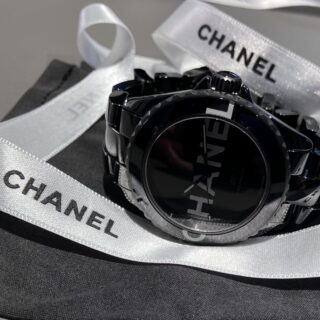 【 シャネル 】数量限定！大胆に取り入れられた「CHANEL」のロゴが腕元で存在感を放つ…「J12 ウォンテッド ドゥ シャネル」