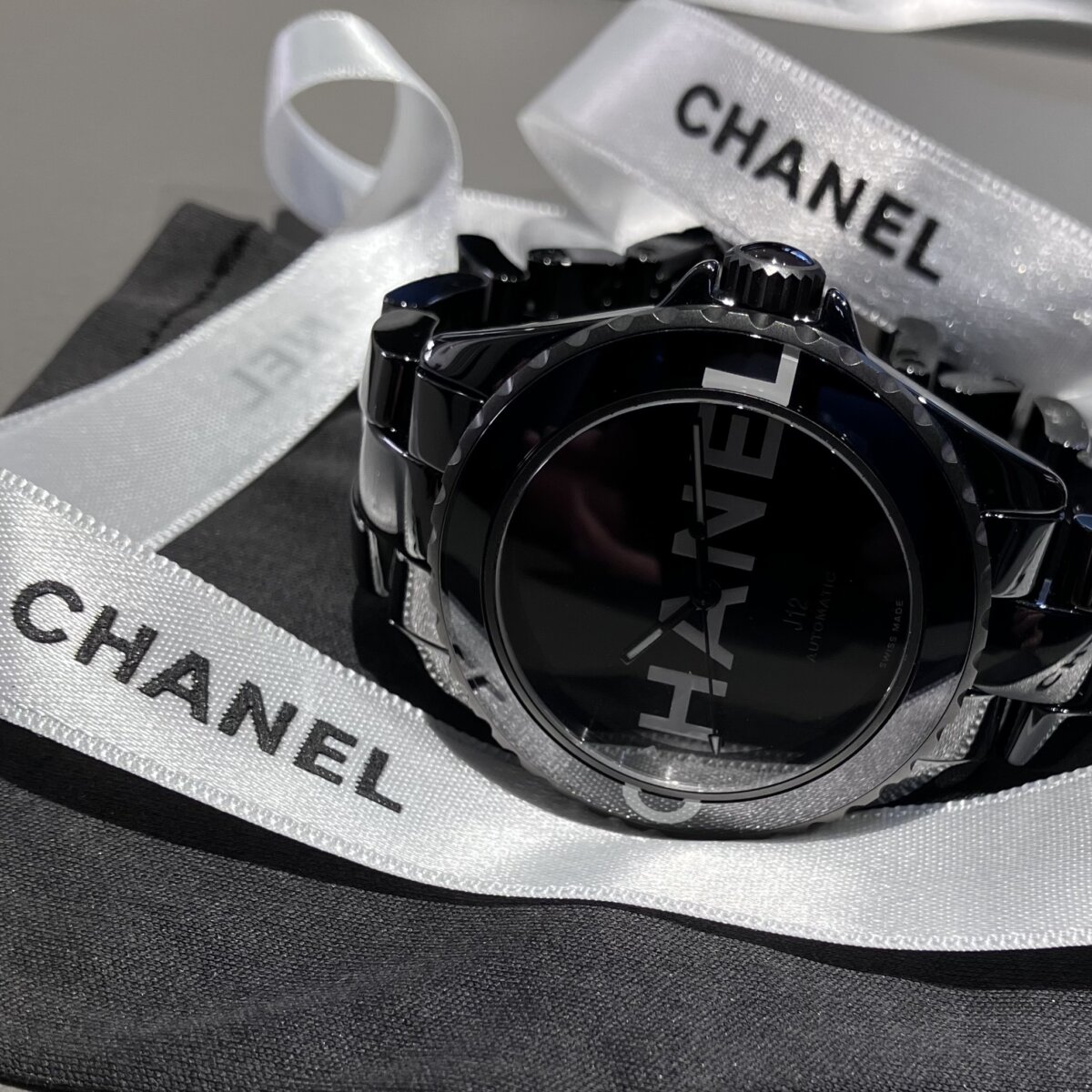 【 シャネル 】数量限定！大胆に取り入れられた「CHANEL」のロゴが腕元で存在感を放つ…「J12 ウォンテッド ドゥ シャネル」-CHANEL -IMG_3917