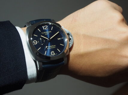 大人気のブルー文字盤モデル、2019年新作の“ルミノール GMT PAM01033”が再入荷しました！