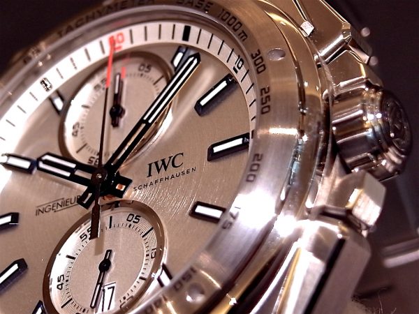 ステンレススチール製の男らしい存在感がある、IWC 「インジュニア・クロノグラフ・レーサー IW378510」。 - IWC 