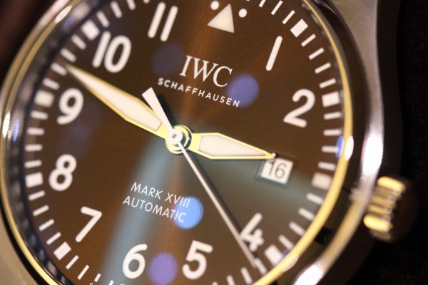 「タバコブラウンの文字盤」が渋い！IWCのニューモデル、パイロットウォッチマークXVIII “アントワーヌ・ド・サンテグジュペリ” が入荷しました。 - IWC 