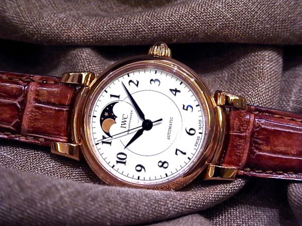 IWCの女性にも男性にも、どちらにもご愛用いただける小振りなケースサイズ 36mm〜37mmのオススメモデル。 - IWC 