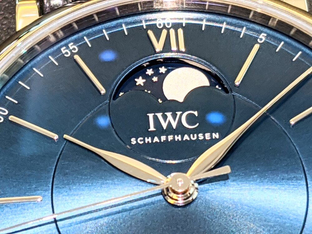 深いブルーの夜空に浮かぶ月 IWCポートフィノ・オートマティック・ムーンフェイズ - IWC 