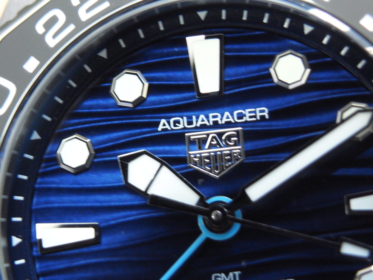 タグ・ホイヤー アクアレーサー300 GMT：スポーツ＆ライフスタイルの新たな相棒 - TAG Heuer 