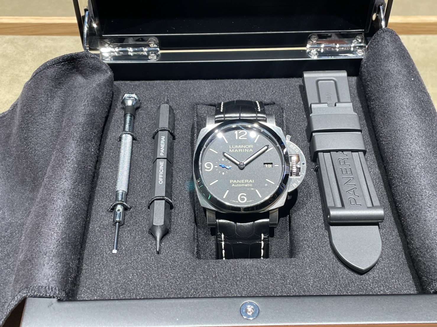 新品箱付き　人気完売商品　腕時計スワロフスキー
