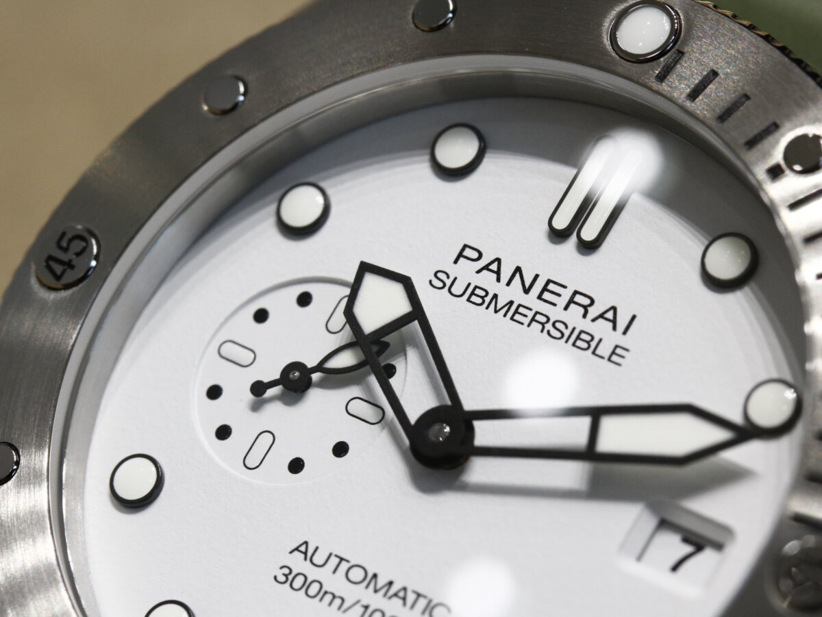 パネライ 今大人気の白文字盤サブマーシブルに44mmサイズが登場 - PANERAI 