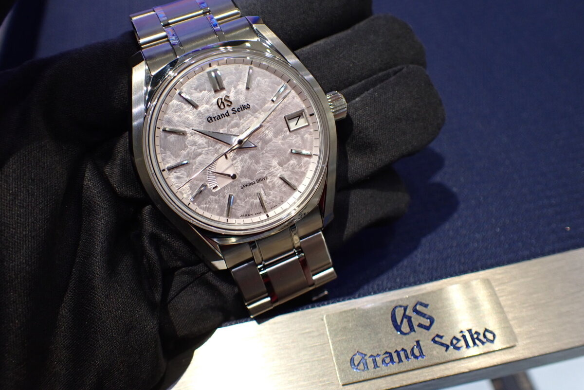 花の便りと花筏 【グランドセイコー】「9Rスプリングドライブ ブライトチタンモデル」 - Grand Seiko 