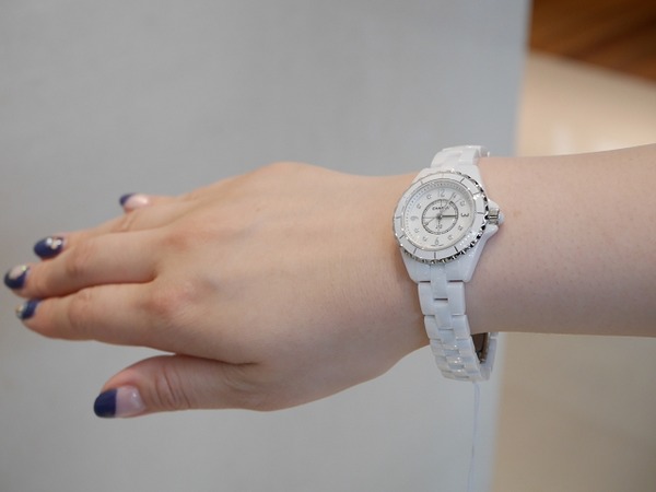 腕元に爽やかな時計！！シャネルJ12ホワイトセラミック